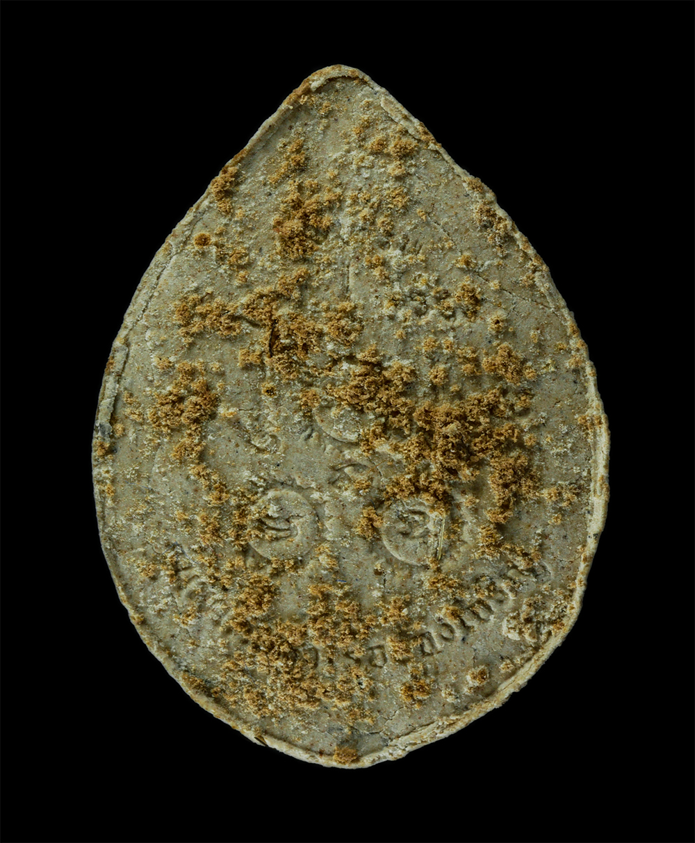 18Aug24 (69)ap.jpg - พระผงหลวงปู่เรือง อาภัสสโร รุ่นพิเศษทิ้งทวน รุ่งเรืองเจริญ ปี2539 วัดเขาสามยอด จ.ลพบุรี มีเกศาด้านหน้า เนื้อผงพุทธคุณ ผงว่าน พระเก่าสวย มวลสารดี สร้าง [..] | https://kamulet.in.th